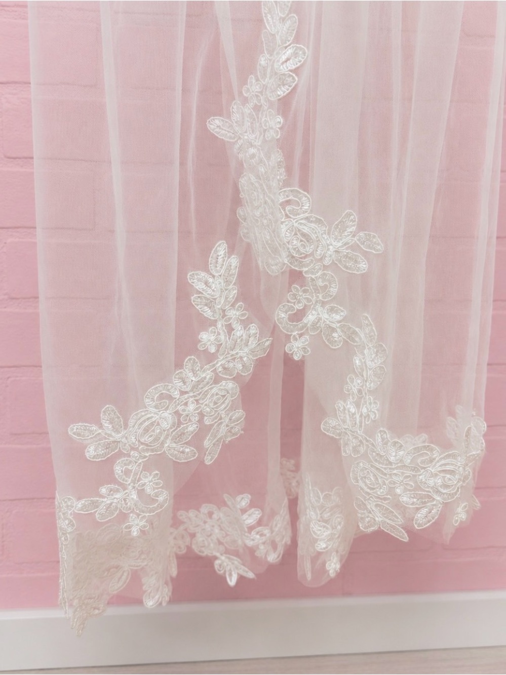 Beautiful Floral Lace Edge Bridal Veil - Picture 8 of 8